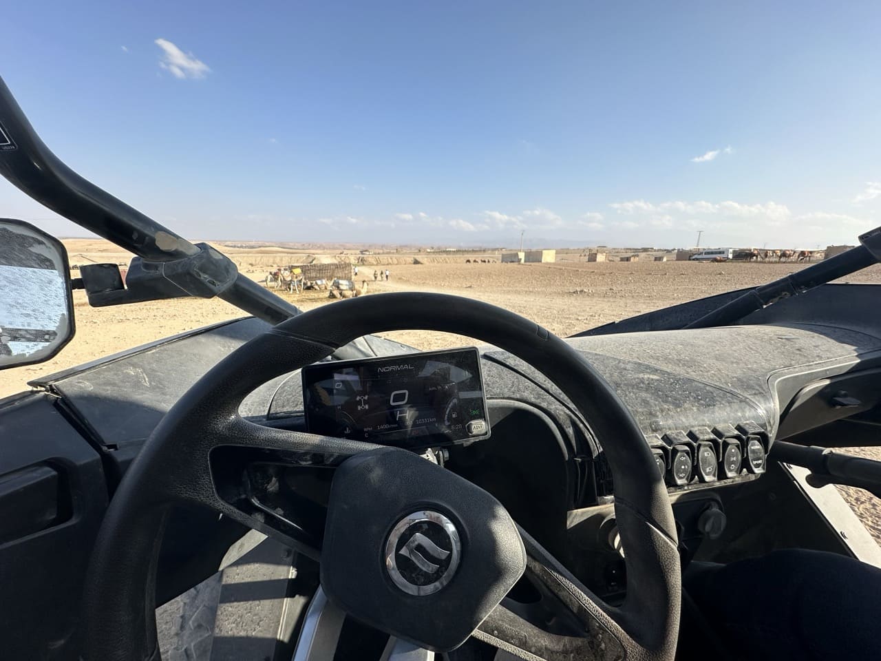 Partez pour une aventure inoubliable en buggy 1000cc au cœur du désert d'Agafay, et plongez dans un décor naturel spectaculaire pour une expérience totalement immersive